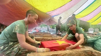 Mưa nhiều khiến việc khai quật, lấy mẫu hài cốt tại Nghĩa trang liệt sĩ Độc Lập thêm khó khăn