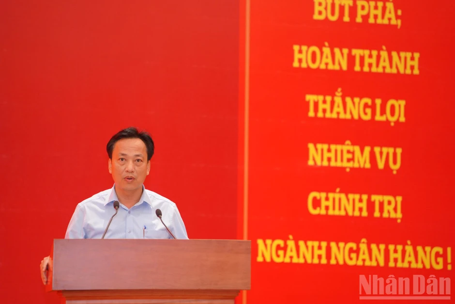 Nâng cao nhận thức, trách nhiệm của cấp ủy, tổ chức đảng trong Đảng bộ Chính phủ đối với công tác chính trị, tư tưởng Nâng cao nhận thức, trách nhiệm của cấp ủy, tổ chức đảng trong Đảng bộ Chính phủ đối với công tác chính trị, tư tưởng