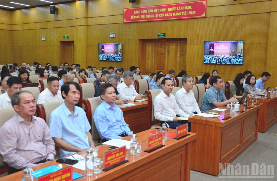Nâng cao tính chủ động, tính chiến đấu và hiệu quả trong công tác bảo vệ nền tảng tư tưởng của Đảng Nâng cao tính chủ động, tính chiến đấu và hiệu quả trong công tác bảo vệ nền tảng tư tưởng của Đảng
