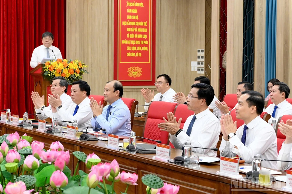 Nâng tầm nghiên cứu lý luận, tư vấn chiến lược, bảo vệ nền tảng tư tưởng của Đảng Nâng tầm nghiên cứu lý luận, tư vấn chiến lược, bảo vệ nền tảng tư tưởng của Đảng