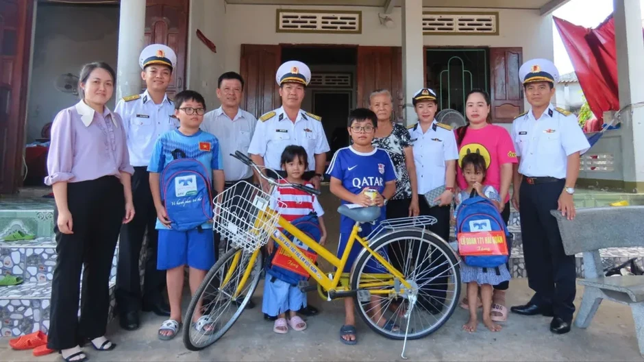 Nghĩa tình người lính biển Nghĩa tình người lính biển