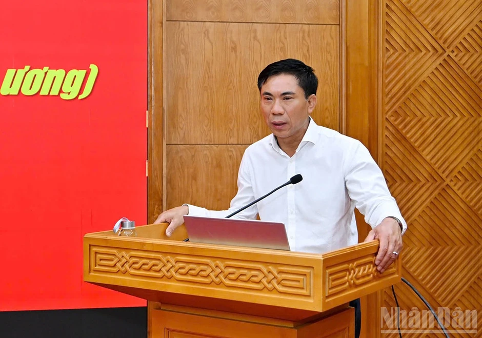Nghiên cứu, vận dụng chính xác các quy định, quyết định mới của Đảng trong thực tiễn công tác Nghiên cứu, vận dụng chính xác các quy định, quyết định mới của Đảng trong thực tiễn công tác