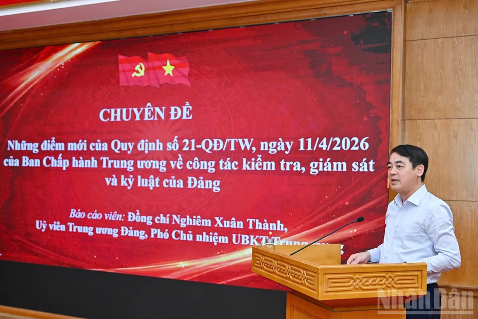 Nghiên cứu, vận dụng chính xác các quy định, quyết định mới của Đảng trong thực tiễn công tác Nghiên cứu, vận dụng chính xác các quy định, quyết định mới của Đảng trong thực tiễn công tác