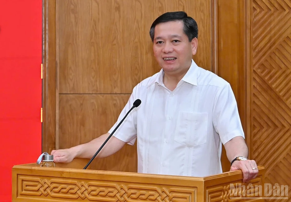 Nghiên cứu, vận dụng chính xác các quy định, quyết định mới của Đảng trong thực tiễn công tác Nghiên cứu, vận dụng chính xác các quy định, quyết định mới của Đảng trong thực tiễn công tác