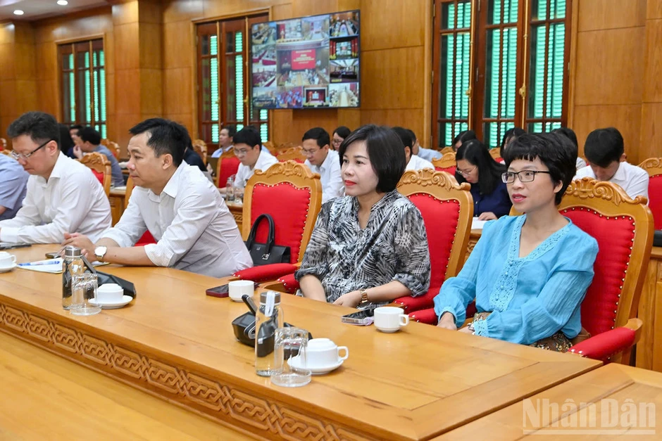 Nghiên cứu, vận dụng chính xác các quy định, quyết định mới của Đảng trong thực tiễn công tác Nghiên cứu, vận dụng chính xác các quy định, quyết định mới của Đảng trong thực tiễn công tác