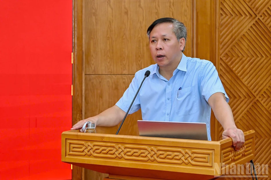 Nghiên cứu, vận dụng chính xác các quy định, quyết định mới của Đảng trong thực tiễn công tác Nghiên cứu, vận dụng chính xác các quy định, quyết định mới của Đảng trong thực tiễn công tác