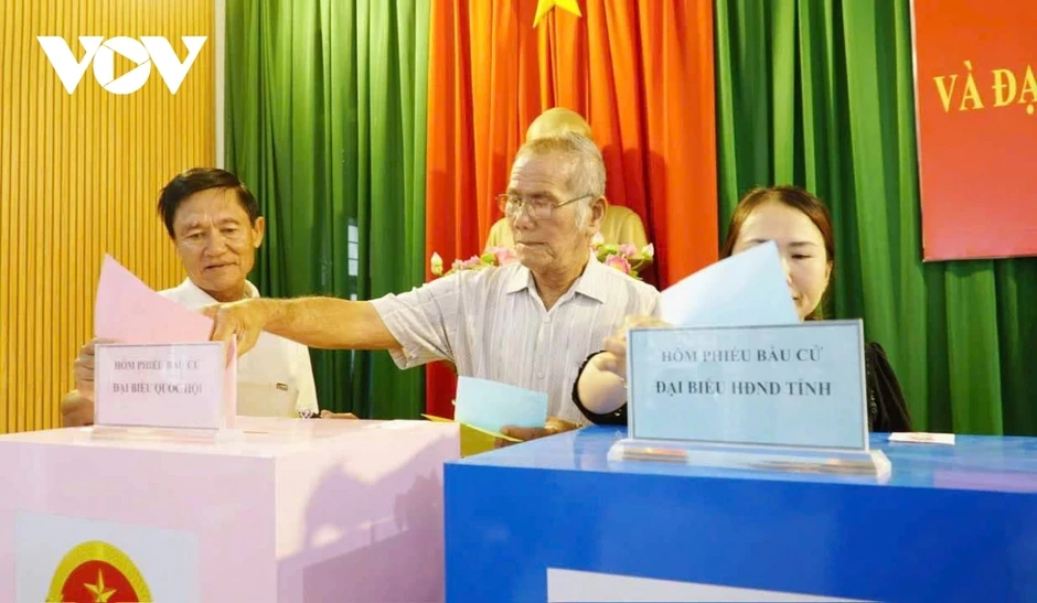 Ngư dân Gia Lai tạm gác chuyến biển, nô nức trong ngày hội bầu cử Ngư dân Gia Lai tạm gác chuyến biển, nô nức trong ngày hội bầu cử