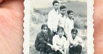 Người nhà nhận ra liệt sĩ qua ảnh được tìm thấy trong mộ ở Đồng Nai