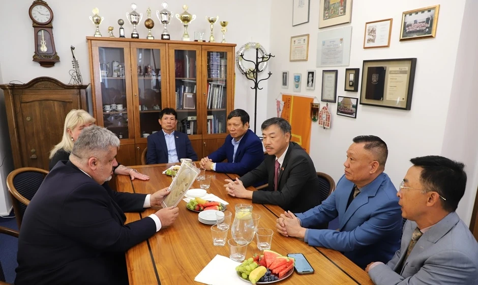 Người Việt tại Séc thành kính dâng hoa kỷ niệm ngày sinh Chủ tịch Hồ Chí Minh Người Việt tại Séc thành kính dâng hoa kỷ niệm ngày sinh Chủ tịch Hồ Chí Minh