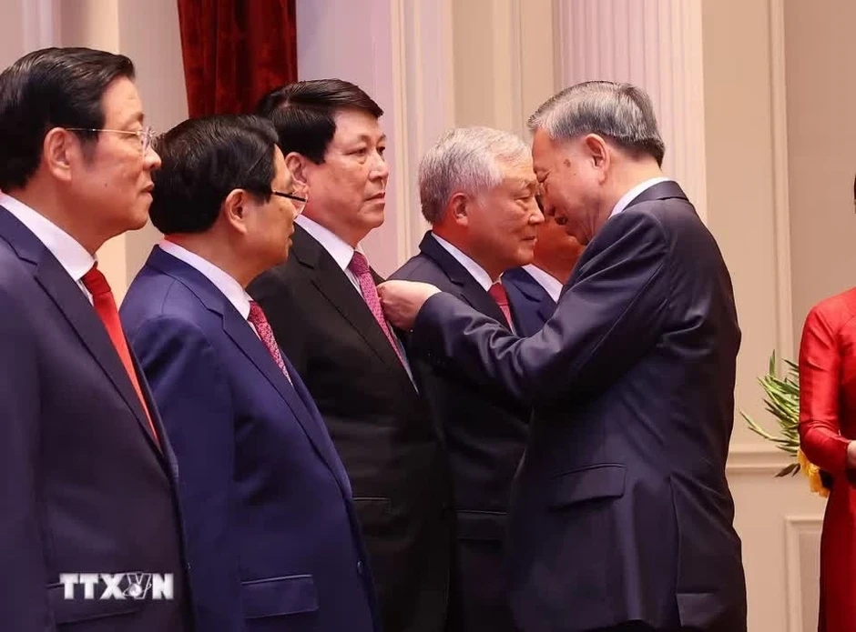 Nguyên Chủ tịch nước Lương Cường, nguyên Thủ tướng Phạm Minh Chính nhận Huân chương Hồ Chí Minh Nguyên Chủ tịch nước Lương Cường, nguyên Thủ tướng Phạm Minh Chính nhận Huân chương Hồ Chí Minh