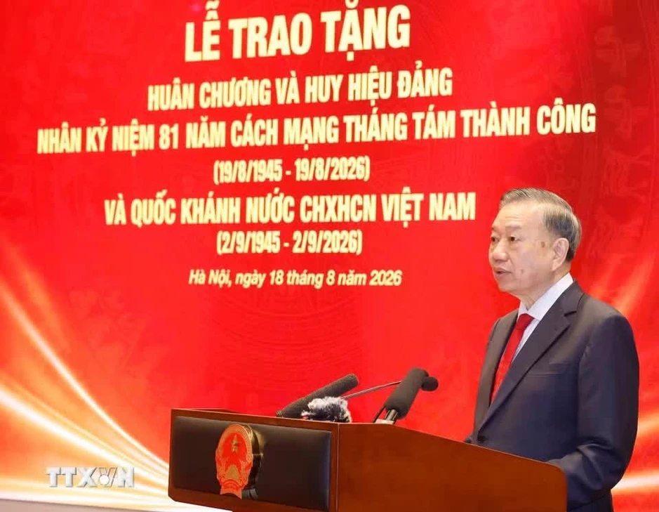 Nguyên Chủ tịch nước Lương Cường, nguyên Thủ tướng Phạm Minh Chính nhận Huân chương Hồ Chí Minh Nguyên Chủ tịch nước Lương Cường, nguyên Thủ tướng Phạm Minh Chính nhận Huân chương Hồ Chí Minh