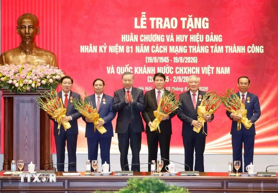 Nguyên Chủ tịch nước Lương Cường, nguyên Thủ tướng Phạm Minh Chính nhận Huân chương Hồ Chí Minh Nguyên Chủ tịch nước Lương Cường, nguyên Thủ tướng Phạm Minh Chính nhận Huân chương Hồ Chí Minh