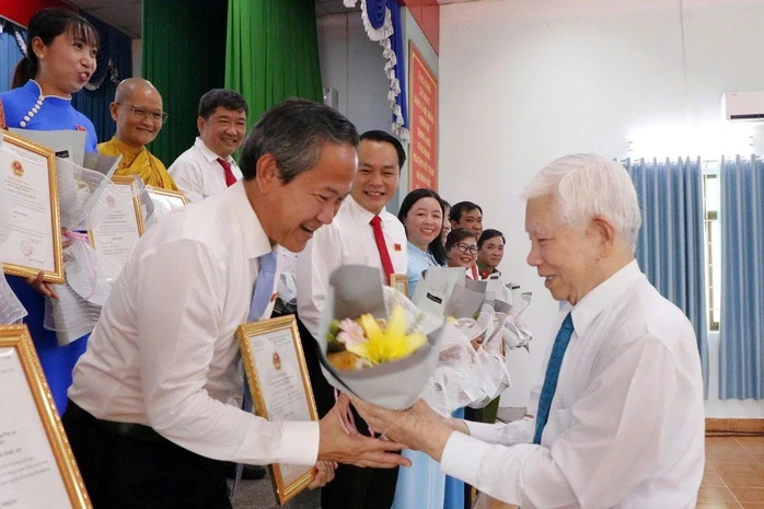Nguyên Chủ tịch nước Nguyễn Minh Triết dự kỳ họp đầu tiên, khóa II- HĐND phường Phú An Nguyên Chủ tịch nước Nguyễn Minh Triết dự kỳ họp đầu tiên, khóa II- HĐND phường Phú An