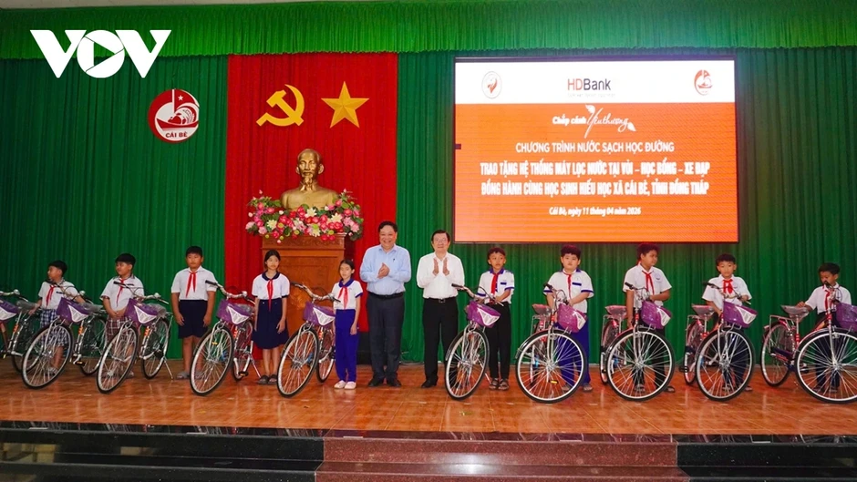 Nguyên Chủ tịch nước Trương Tấn Sang tặng quà cho học sinh tỉnh Đồng Tháp Nguyên Chủ tịch nước Trương Tấn Sang tặng quà cho học sinh tỉnh Đồng Tháp