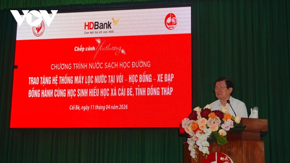 Nguyên Chủ tịch nước Trương Tấn Sang tặng quà cho học sinh tỉnh Đồng Tháp Nguyên Chủ tịch nước Trương Tấn Sang tặng quà cho học sinh tỉnh Đồng Tháp