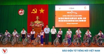 Nguyên Chủ tịch nước Trương Tấn Sang tặng quà cho học sinh tỉnh Đồng Tháp