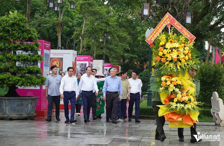 Nguyên lãnh đạo Đảng, Nhà nước dâng hương tưởng nhớ Chủ tịch Hồ Chí Minh Nguyên lãnh đạo Đảng, Nhà nước dâng hương tưởng nhớ Chủ tịch Hồ Chí Minh