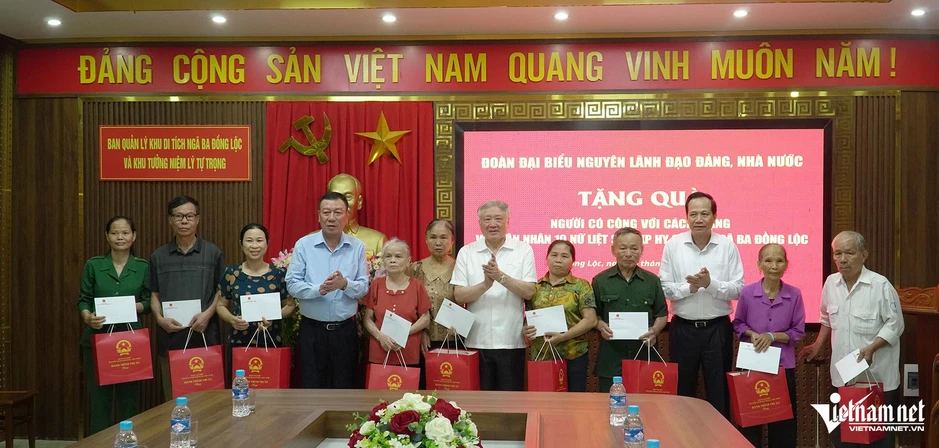 Nguyên lãnh đạo Đảng, Nhà nước dâng hương tưởng nhớ Chủ tịch Hồ Chí Minh Nguyên lãnh đạo Đảng, Nhà nước dâng hương tưởng nhớ Chủ tịch Hồ Chí Minh