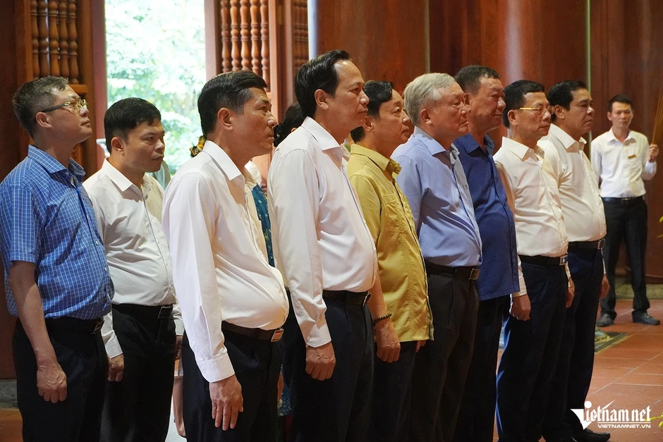 Nguyên lãnh đạo Đảng, Nhà nước dâng hương tưởng nhớ Chủ tịch Hồ Chí Minh Nguyên lãnh đạo Đảng, Nhà nước dâng hương tưởng nhớ Chủ tịch Hồ Chí Minh
