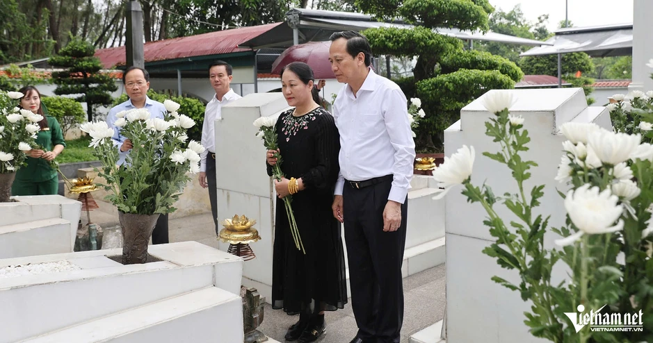 Nguyên lãnh đạo Đảng, Nhà nước dâng hương tưởng nhớ Chủ tịch Hồ Chí Minh Nguyên lãnh đạo Đảng, Nhà nước dâng hương tưởng nhớ Chủ tịch Hồ Chí Minh