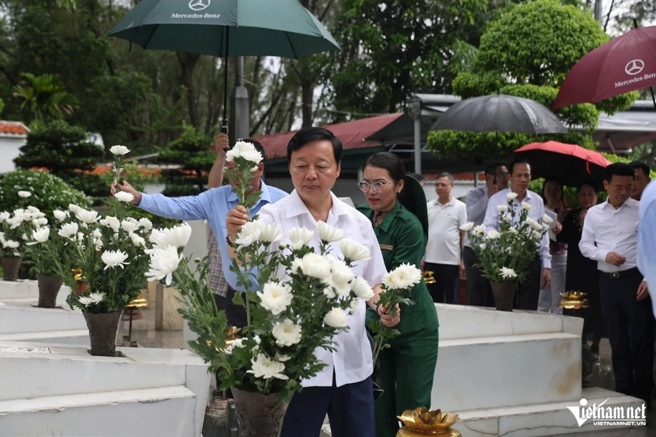 Nguyên lãnh đạo Đảng, Nhà nước dâng hương tưởng nhớ Chủ tịch Hồ Chí Minh Nguyên lãnh đạo Đảng, Nhà nước dâng hương tưởng nhớ Chủ tịch Hồ Chí Minh