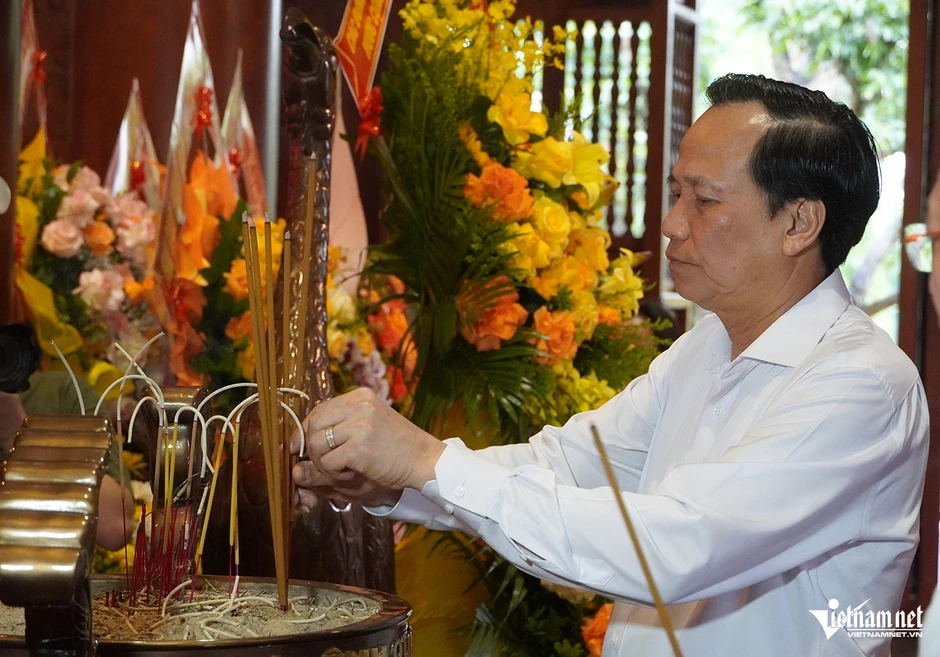 Nguyên lãnh đạo Đảng, Nhà nước dâng hương tưởng nhớ Chủ tịch Hồ Chí Minh Nguyên lãnh đạo Đảng, Nhà nước dâng hương tưởng nhớ Chủ tịch Hồ Chí Minh