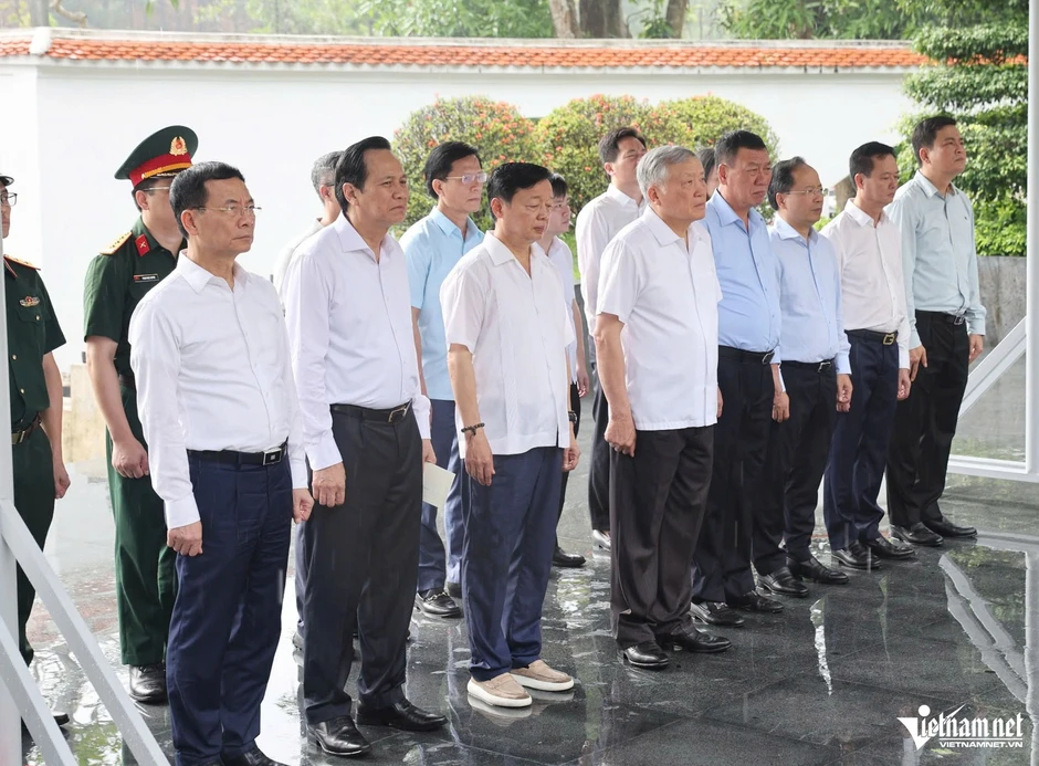 Nguyên lãnh đạo Đảng, Nhà nước dâng hương tưởng nhớ Chủ tịch Hồ Chí Minh Nguyên lãnh đạo Đảng, Nhà nước dâng hương tưởng nhớ Chủ tịch Hồ Chí Minh