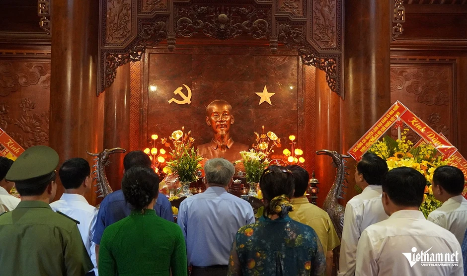 Nguyên lãnh đạo Đảng, Nhà nước dâng hương tưởng nhớ Chủ tịch Hồ Chí Minh Nguyên lãnh đạo Đảng, Nhà nước dâng hương tưởng nhớ Chủ tịch Hồ Chí Minh