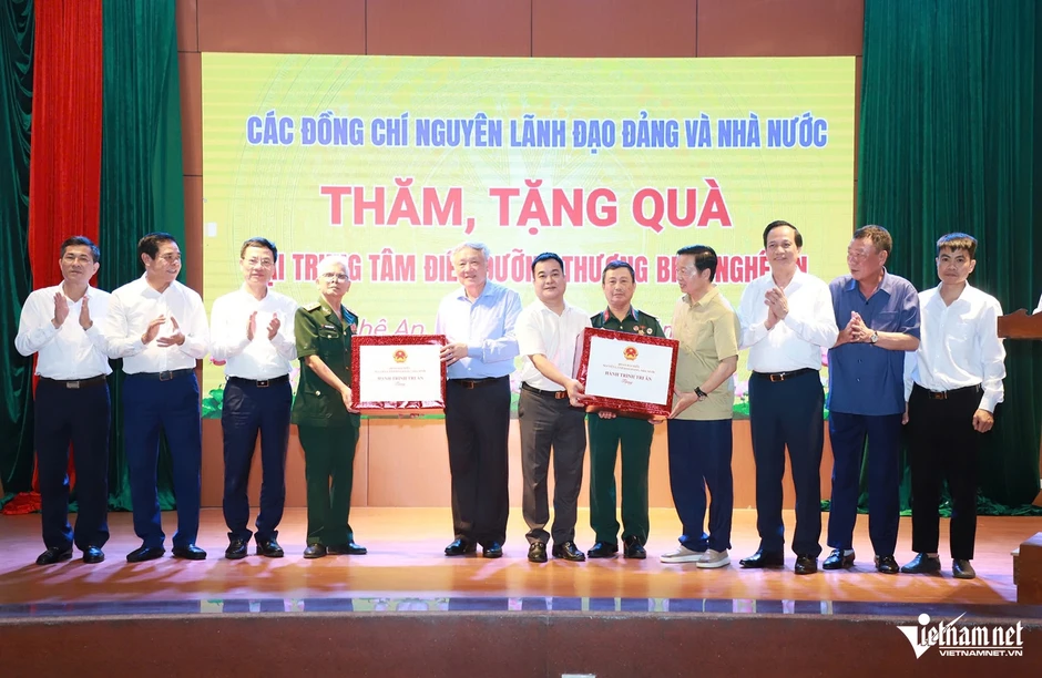 Nguyên lãnh đạo Đảng, Nhà nước dâng hương tưởng nhớ Chủ tịch Hồ Chí Minh Nguyên lãnh đạo Đảng, Nhà nước dâng hương tưởng nhớ Chủ tịch Hồ Chí Minh