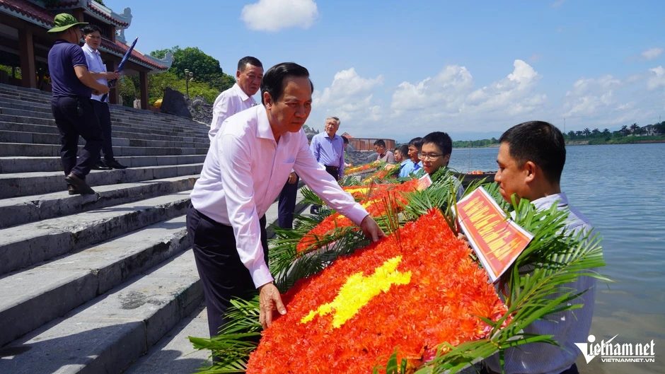 Nguyên lãnh đạo Đảng, Nhà nước tưởng niệm anh hùng liệt sĩ ở Quảng Trị Nguyên lãnh đạo Đảng, Nhà nước tưởng niệm anh hùng liệt sĩ ở Quảng Trị