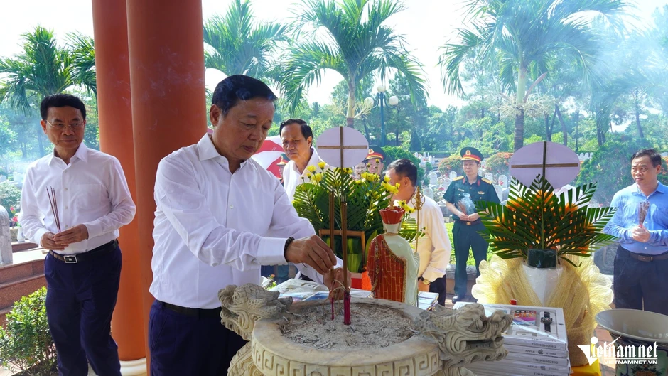 Nguyên lãnh đạo Đảng, Nhà nước tưởng niệm anh hùng liệt sĩ ở Quảng Trị Nguyên lãnh đạo Đảng, Nhà nước tưởng niệm anh hùng liệt sĩ ở Quảng Trị