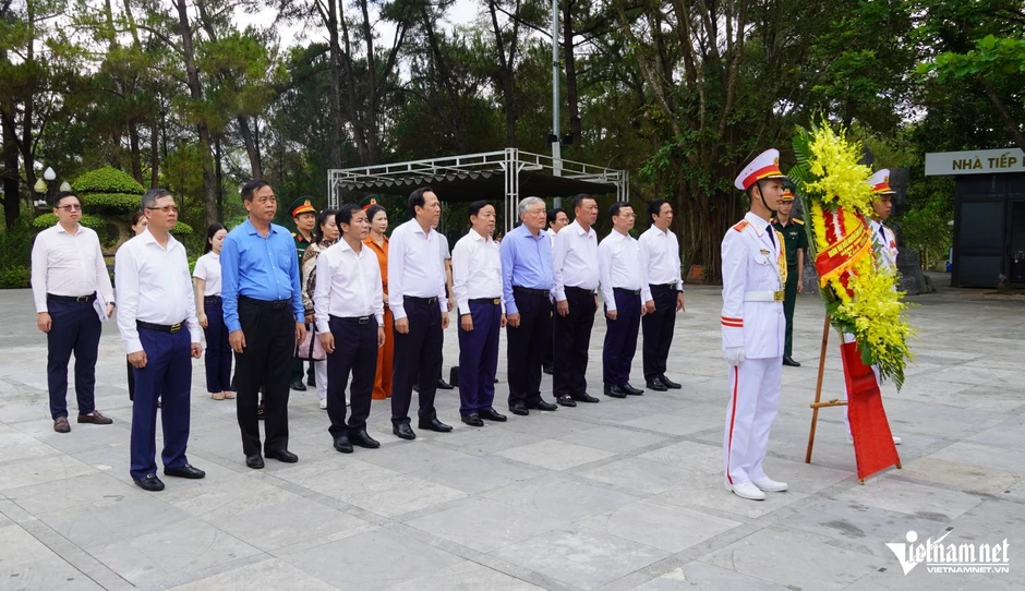 Nguyên lãnh đạo Đảng, Nhà nước tưởng niệm anh hùng liệt sĩ ở Quảng Trị Nguyên lãnh đạo Đảng, Nhà nước tưởng niệm anh hùng liệt sĩ ở Quảng Trị
