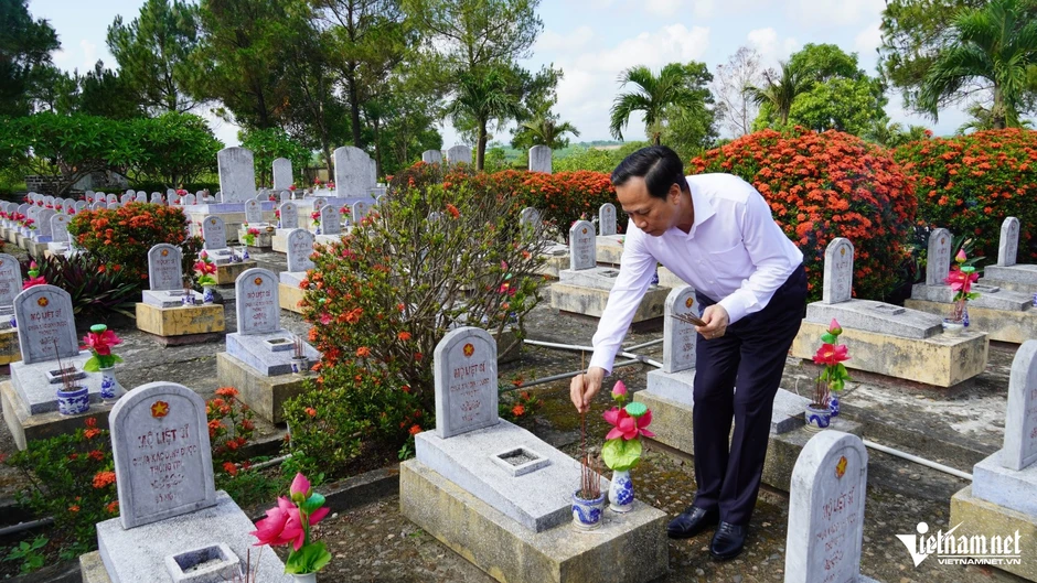 Nguyên lãnh đạo Đảng, Nhà nước tưởng niệm anh hùng liệt sĩ ở Quảng Trị Nguyên lãnh đạo Đảng, Nhà nước tưởng niệm anh hùng liệt sĩ ở Quảng Trị