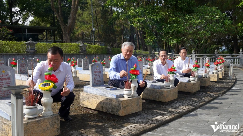 Nguyên lãnh đạo Đảng, Nhà nước tưởng niệm anh hùng liệt sĩ ở Quảng Trị Nguyên lãnh đạo Đảng, Nhà nước tưởng niệm anh hùng liệt sĩ ở Quảng Trị