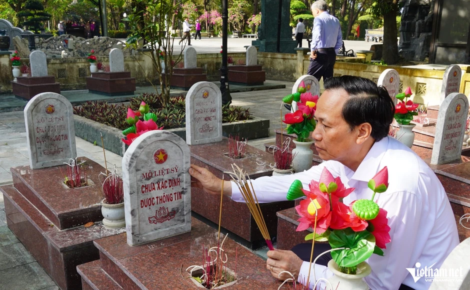 Nguyên lãnh đạo Đảng, Nhà nước tưởng niệm anh hùng liệt sĩ ở Quảng Trị Nguyên lãnh đạo Đảng, Nhà nước tưởng niệm anh hùng liệt sĩ ở Quảng Trị