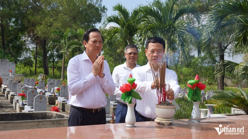 Nguyên lãnh đạo Đảng, Nhà nước tưởng niệm anh hùng liệt sĩ ở Quảng Trị Nguyên lãnh đạo Đảng, Nhà nước tưởng niệm anh hùng liệt sĩ ở Quảng Trị