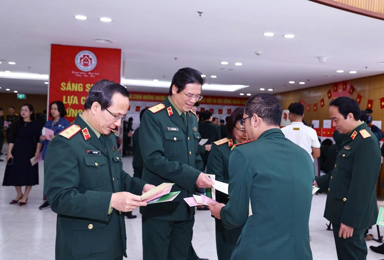 Nguyên Phó Chủ tịch nước Nguyễn Thị Bình bỏ phiếu tại điểm bầu cử số 32, Bệnh viện Trung ương Quân đội 108 Nguyên Phó Chủ tịch nước Nguyễn Thị Bình bỏ phiếu tại điểm bầu cử số 32, Bệnh viện Trung ương Quân đội 108