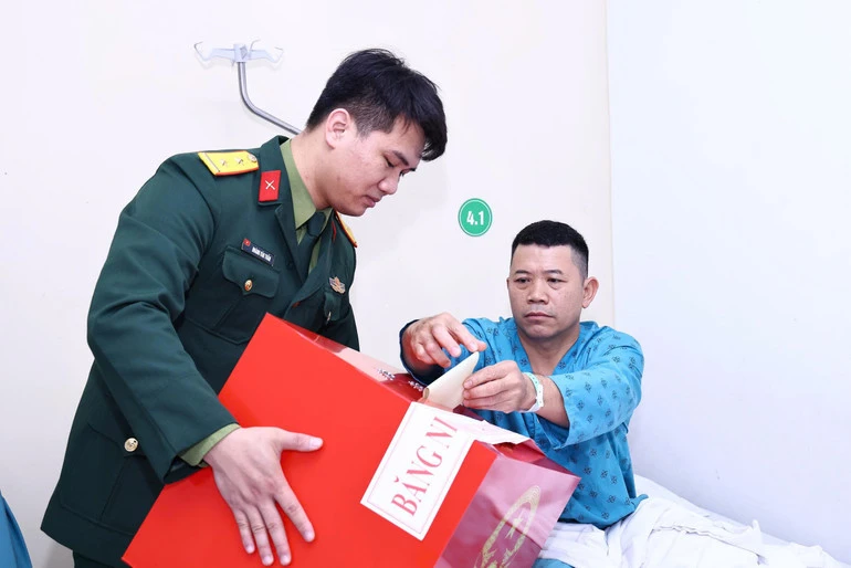 Nguyên Phó Chủ tịch nước Nguyễn Thị Bình bỏ phiếu tại điểm bầu cử số 32, Bệnh viện Trung ương Quân đội 108 Nguyên Phó Chủ tịch nước Nguyễn Thị Bình bỏ phiếu tại điểm bầu cử số 32, Bệnh viện Trung ương Quân đội 108