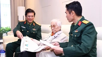Nguyên Phó Chủ tịch nước Nguyễn Thị Bình bỏ phiếu tại điểm bầu cử số 32, Bệnh viện Trung ương Quân đội 108