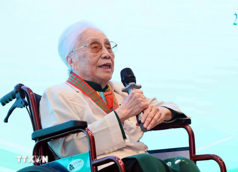 Nguyên Phó Chủ tịch nước Nguyễn Thị Bình nhận Huân chương cao quý của Palestine Nguyên Phó Chủ tịch nước Nguyễn Thị Bình nhận Huân chương cao quý của Palestine