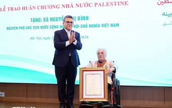 Nguyên Phó Chủ tịch nước Nguyễn Thị Bình nhận Huân chương cao quý của Palestine