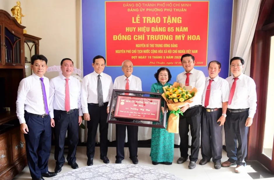 Nguyên Phó Chủ tịch nước Trương Mỹ Hoa nhận Huy hiệu 65 năm tuổi Đảng Nguyên Phó Chủ tịch nước Trương Mỹ Hoa nhận Huy hiệu 65 năm tuổi Đảng