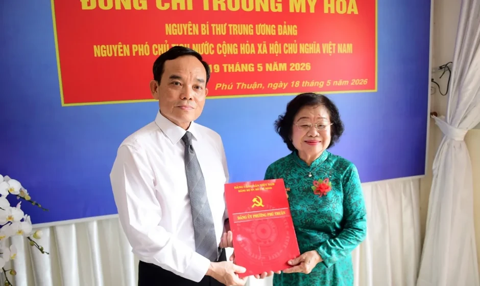 Nguyên Phó Chủ tịch nước Trương Mỹ Hoa nhận Huy hiệu 65 năm tuổi Đảng Nguyên Phó Chủ tịch nước Trương Mỹ Hoa nhận Huy hiệu 65 năm tuổi Đảng