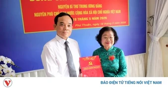 Nguyên Phó Chủ tịch nước Trương Mỹ Hoa nhận Huy hiệu 65 năm tuổi Đảng