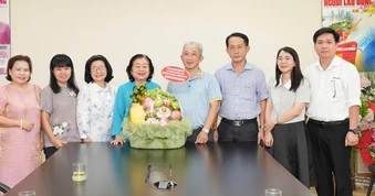 Nguyên Phó Chủ tịch nước Trương Mỹ Hoa thăm TinVina nhân Ngày 21-6