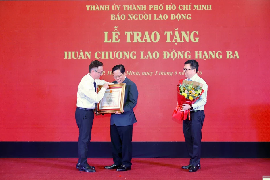 Nhà báo Tô Đình Tuân vinh dự nhận Huân chương Lao động hạng Ba Nhà báo Tô Đình Tuân vinh dự nhận Huân chương Lao động hạng Ba