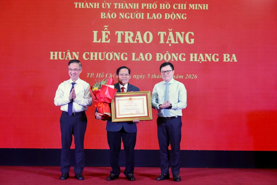 Nhà báo Tô Đình Tuân vinh dự nhận Huân chương Lao động hạng Ba Nhà báo Tô Đình Tuân vinh dự nhận Huân chương Lao động hạng Ba