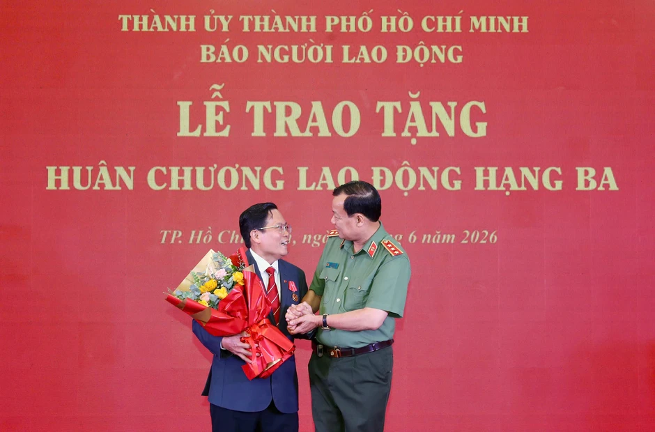 Nhà báo Tô Đình Tuân vinh dự nhận Huân chương Lao động hạng Ba Nhà báo Tô Đình Tuân vinh dự nhận Huân chương Lao động hạng Ba