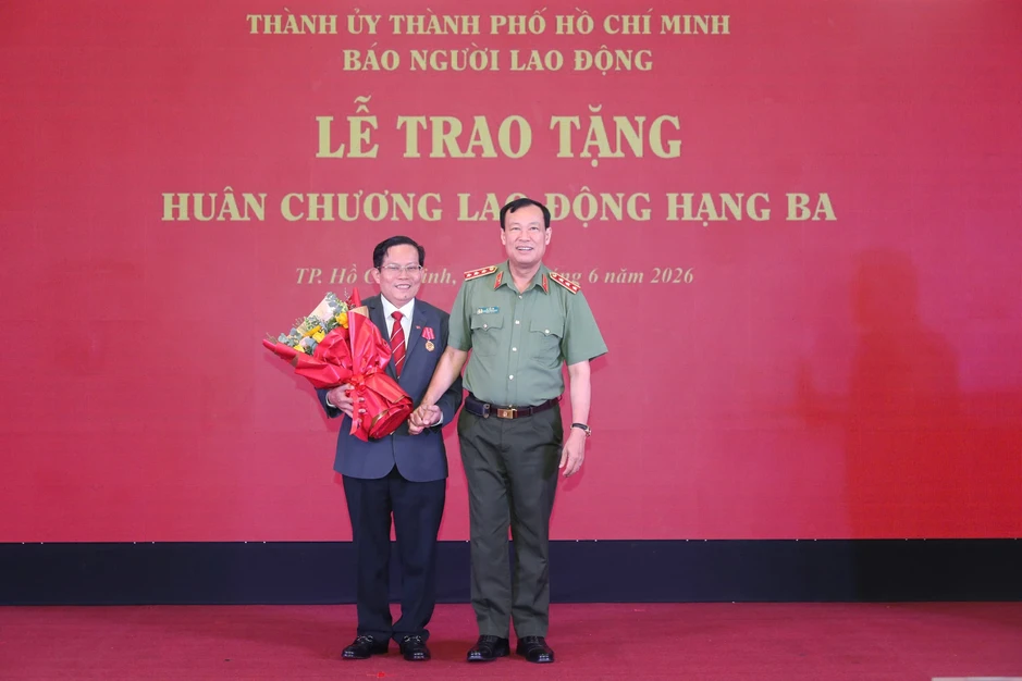 Nhà báo Tô Đình Tuân vinh dự nhận Huân chương Lao động hạng Ba Nhà báo Tô Đình Tuân vinh dự nhận Huân chương Lao động hạng Ba