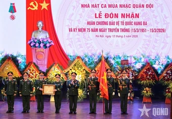 Nhà hát Ca múa nhạc quân đội đón nhận Huân chương Bảo vệ Tổ quốc hạng ba